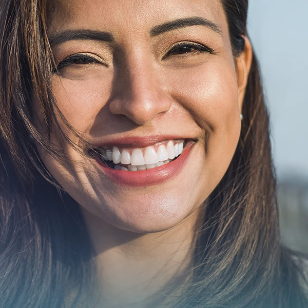 contenido-de-valor Una mujer sonriendo con la boca abierta.