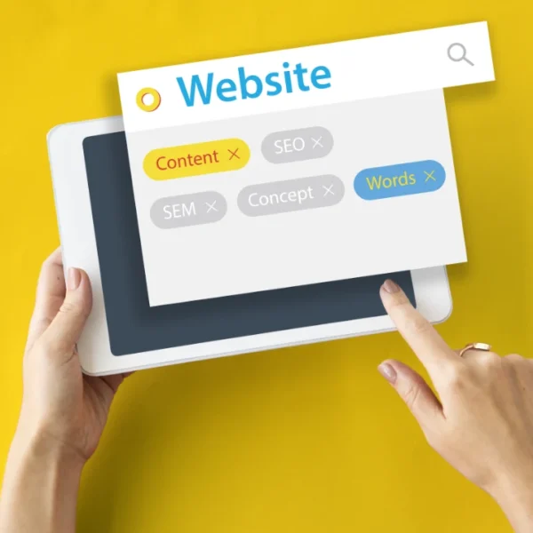 Una persona usa una tableta que muestra una interfaz de búsqueda relacionada con el sitio web con palabras clave como Contenido, Palabras, SEO, SEM y Concepto sobre un fondo amarillo, ideal para quienes buscan convertir visitantes en pacientes.