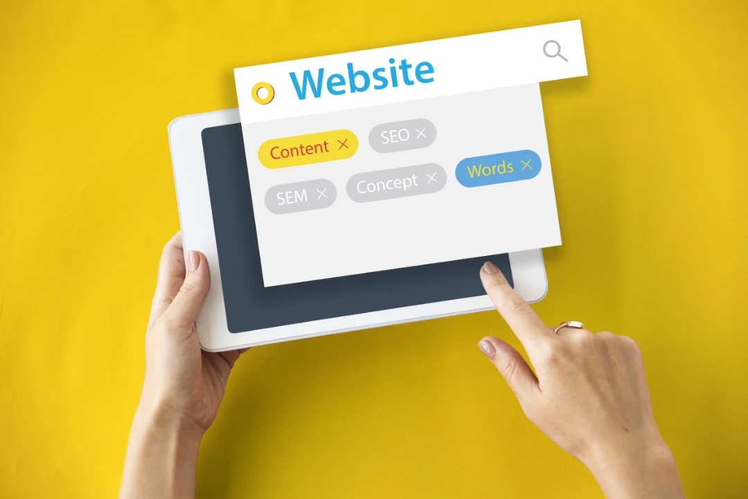 Una persona usa una tableta que muestra una interfaz de búsqueda relacionada con el sitio web con palabras clave como Contenido, Palabras, SEO, SEM y Concepto sobre un fondo amarillo, ideal para quienes buscan convertir visitantes en pacientes.
