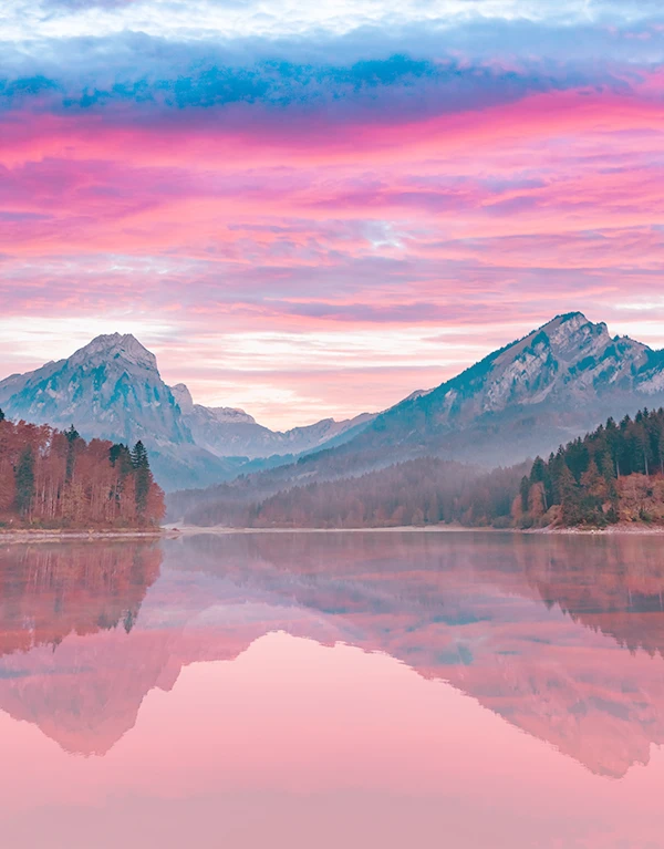 Un lago con montañas reflejadas en él, que proporciona un lugar de aterrizaje impresionante.