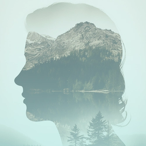 img-ter-ind-6c4 Experimente una silueta cautivadora de la cabeza de una persona perfectamente integrada con un impresionante paisaje con montañas, árboles y un lago tranquilo, perfecto para mejorar el atractivo visual de su página de destino.