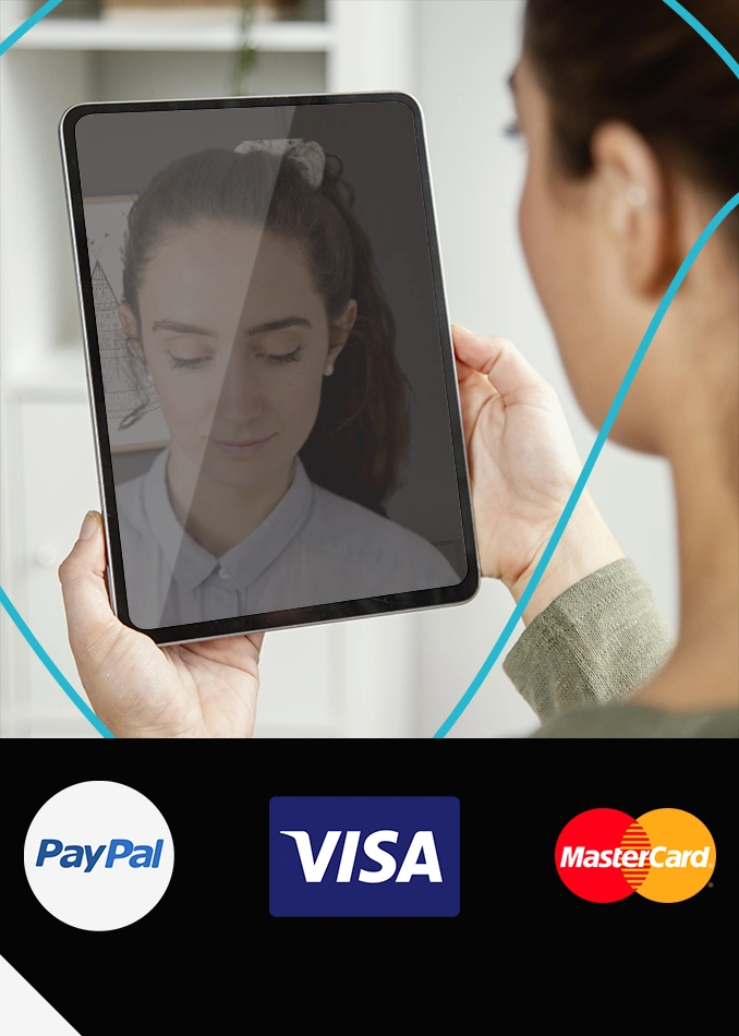 img3-perfil-psic-5 copia Una mujer ve la imagen de otra mujer en la pantalla de una tableta, con los logotipos de PayPal, Visa y Mastercard debajo.