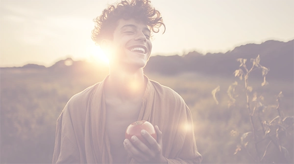 logo-ter-ind-4-footer Una persona con cabello rizado y una prenda ligera sostiene una manzana mientras se ríe en un campo abierto iluminado por el sol, creando la imagen perfecta para su página de destino. Esta vibrante escena captura la alegría y la belleza natural, lo que la convierte en una opción ideal para un marketing SEO eficaz.