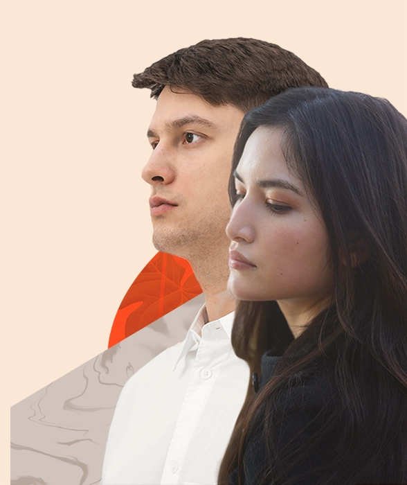 ter-pareja-1 Un hombre y una mujer se muestran de perfil sobre un fondo abstracto beige y rojo, como capturados en el momento del aterrizaje. El hombre tiene el pelo corto y oscuro y viste una camisa blanca, mientras que la mujer, con su largo pelo oscuro, lleva un top negro.