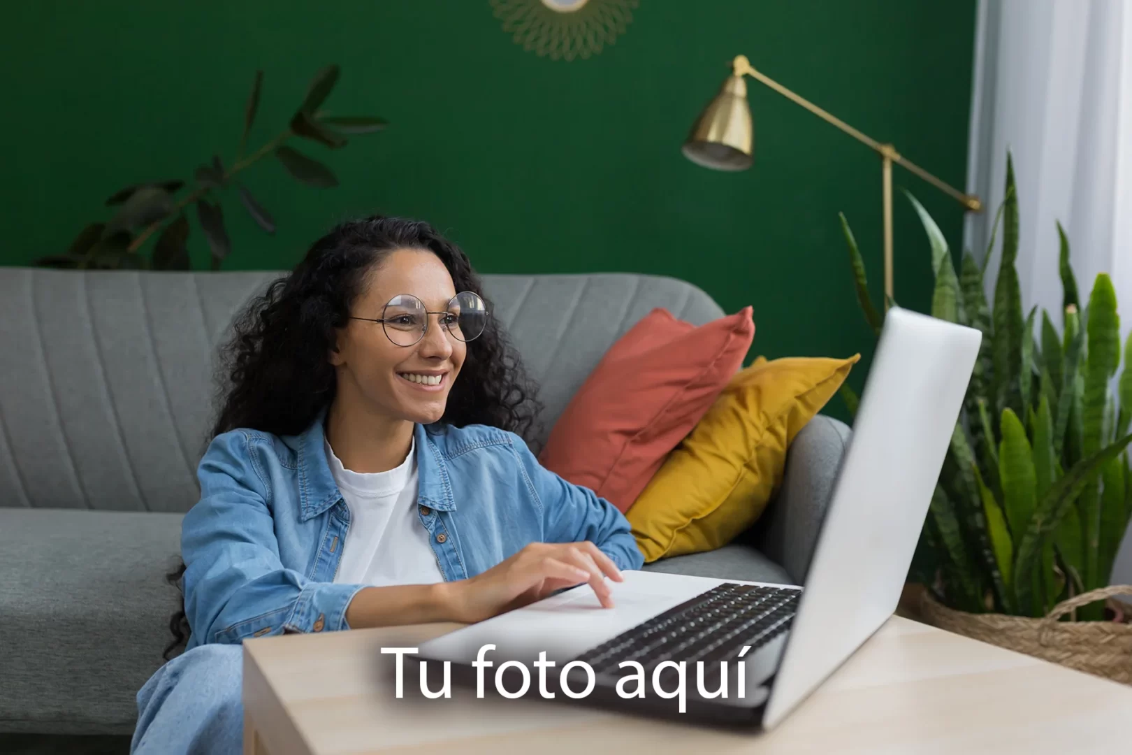 young-beautiful-female-student-studying-remotely-o-2022-12-08-04-02-19-utc copia